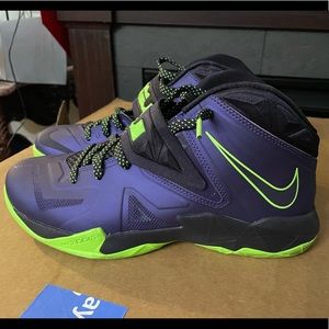 Nike soldier zoom size 10 Lebron James shoes